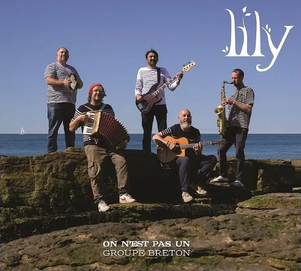 Pochette de l'album On n'est pas un groupe breton : les cinq musiciens en marinière sur les rochers face à la mer